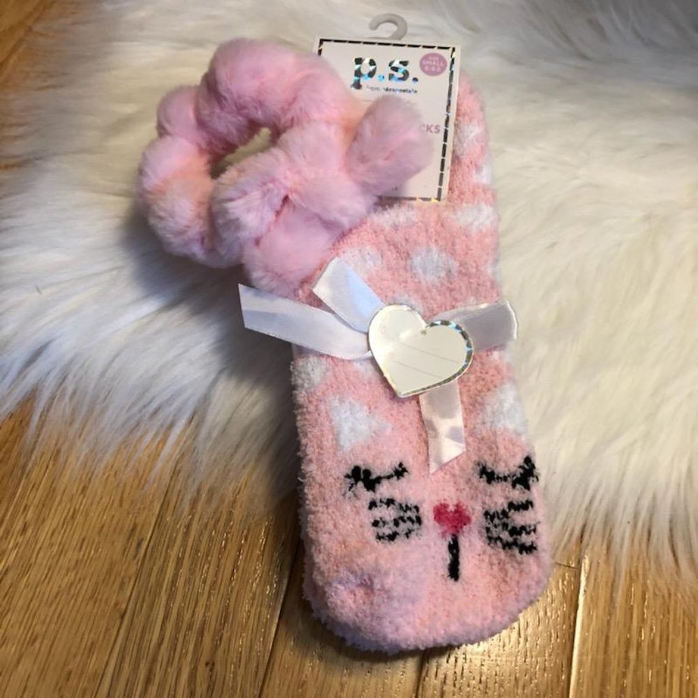 Aeropostale 2 Pack Cozy Socks w/ Scrunchie